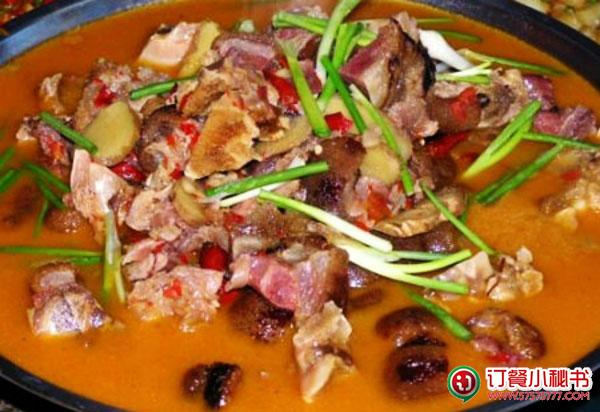 湖南腊味火锅以腊鱼,腊鸡,腊兔为主料,以大森叶,姜片,粉丝等为辅料